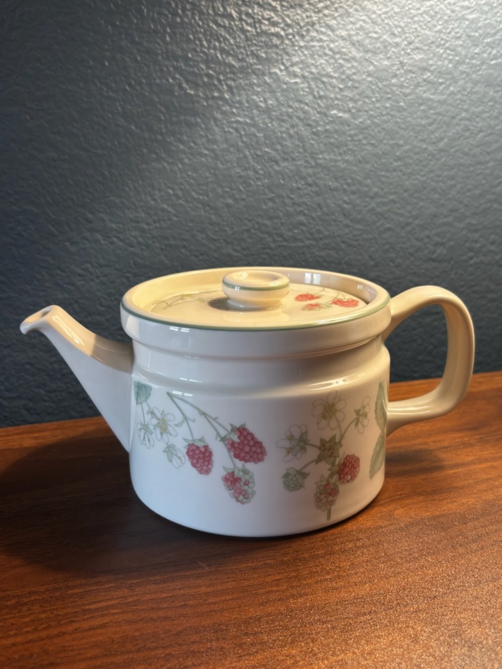 Vintage Westwood Raspberry Cane 2-Pint Teapot